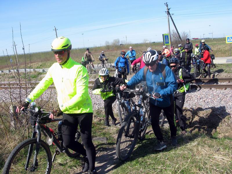 ...переходим через жд. пути.