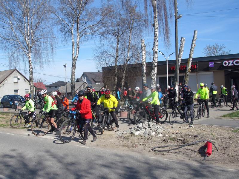 Останавливались у магазина.