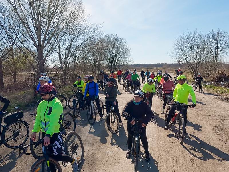 Съезд на грунтовую дорогу в аэропорт.