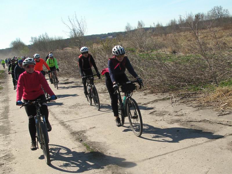 Едем по дороге из аэродромных плит.
