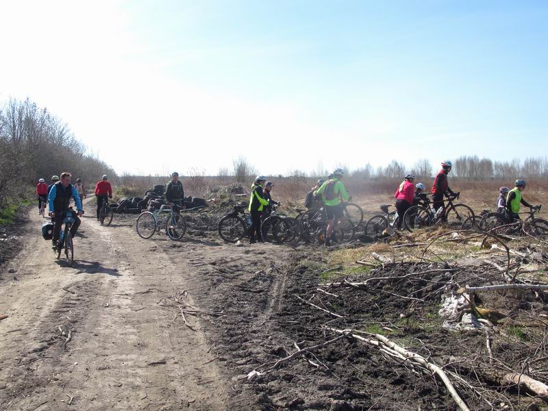 Впереди грязевая лужа, по полю протоптан обходной путь.