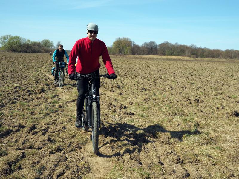 Артём Чирков едет по пашне.