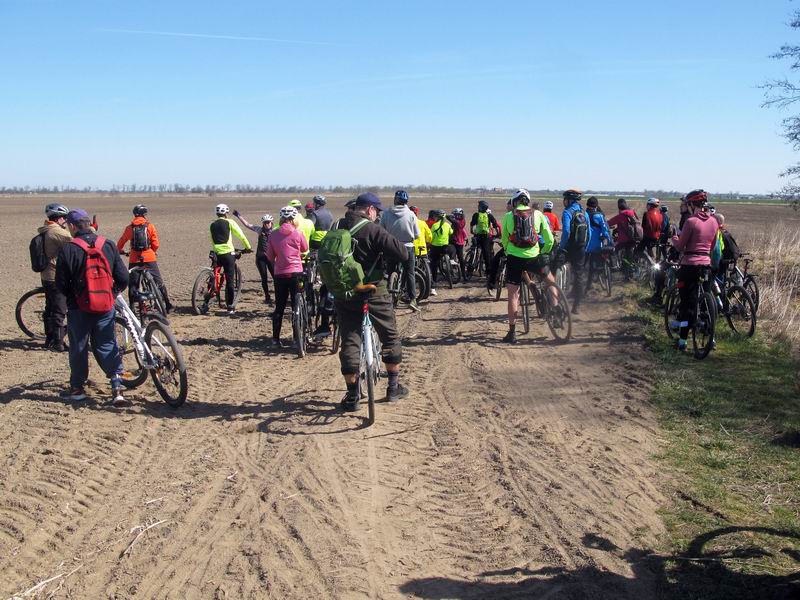 Ждём пролетающий самолёт.