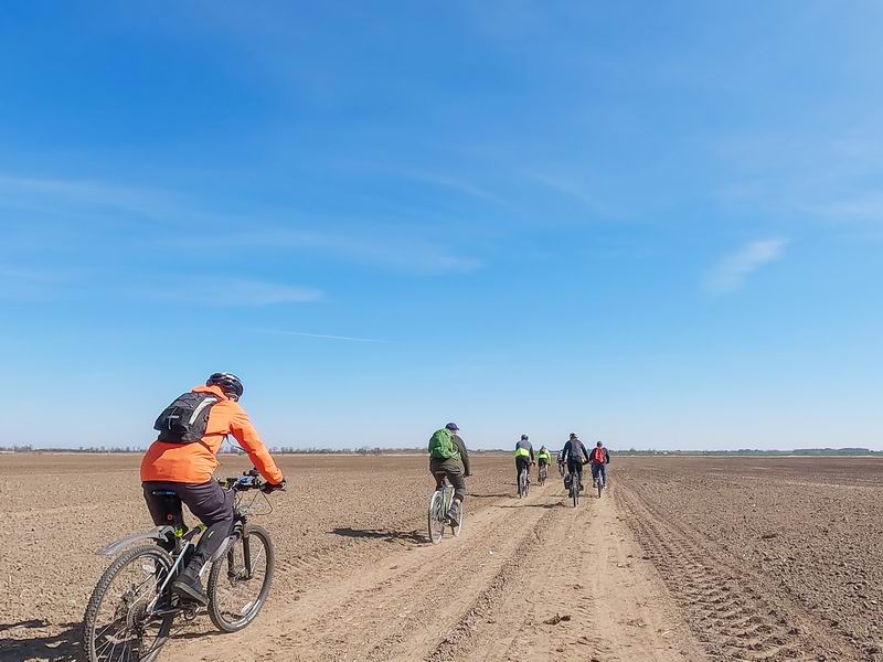 На следующем последнем вспаханном поле уже накатанная дорога.