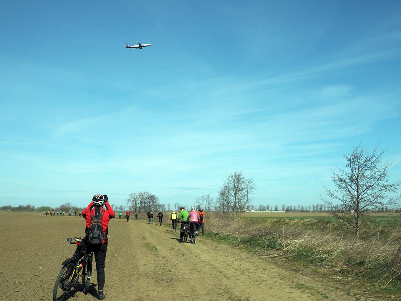 Проезжаем под крылом взлетающего самолёта...