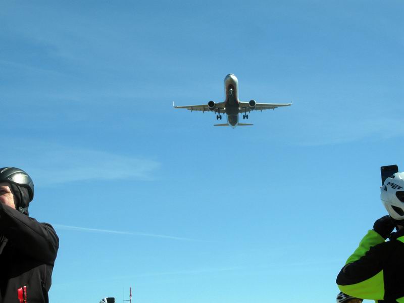 Ещё один летит.