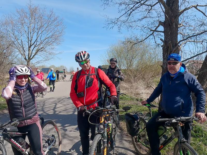 Орг предлагает немного отклонится от маршрута и посмотреть заброшенные янтарные карьеры рядом в лесу.