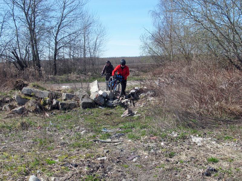 Чтоб добраться к лесу надо пересечь поле, тут замаскированный мусором съезд на тропу по полю.