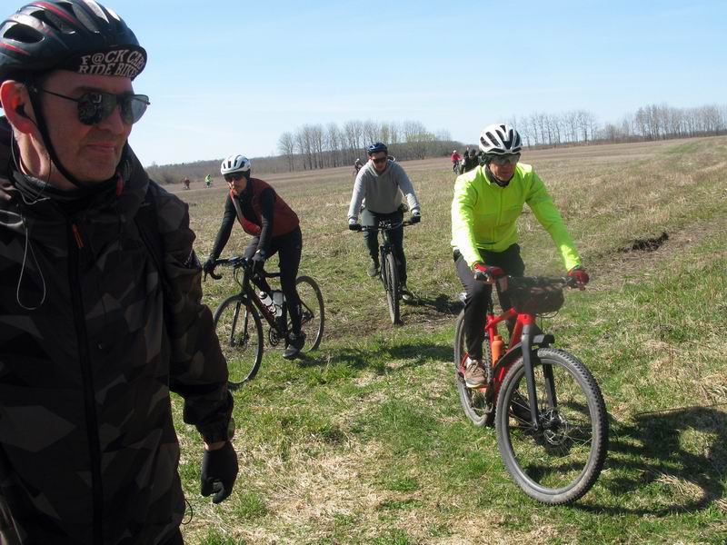 Народ подъезжает.