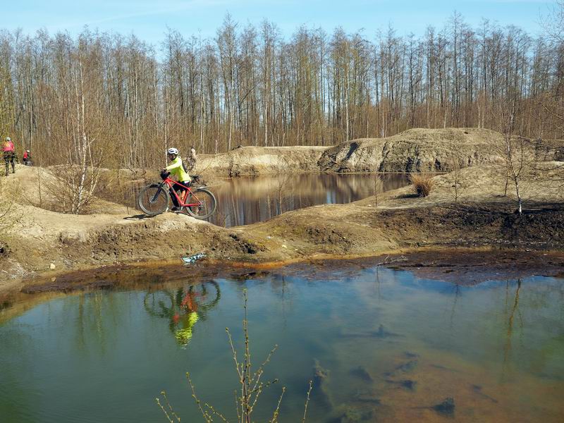 Со спутника похожи на лунные кратеры.