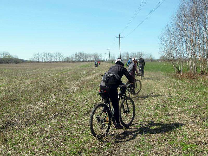 Выезжаем на дорогу по полю коротким путём вдоль ЛЭП.