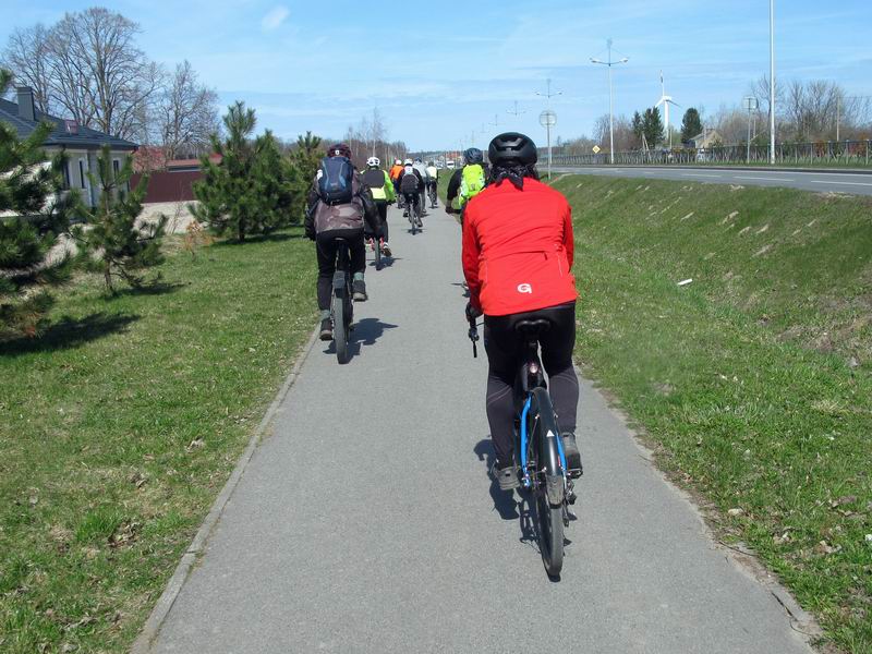 Выехали на ул. Калининградскую, едем по велопешеходной дорожке.