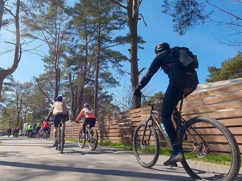 Выехали на велодорожку.