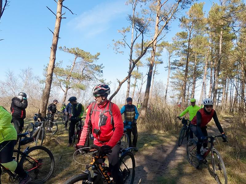 На полчаса остановились на поляне у моря.