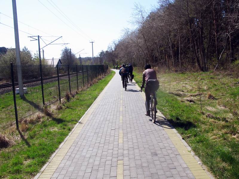 Продолжаем двигаться по велодорожке.