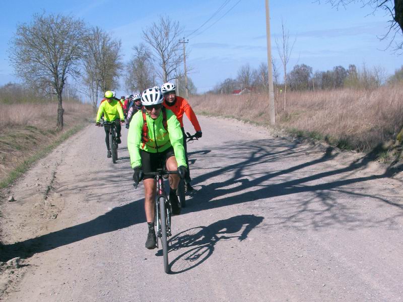 Свернули снова на пыльную гравийку.