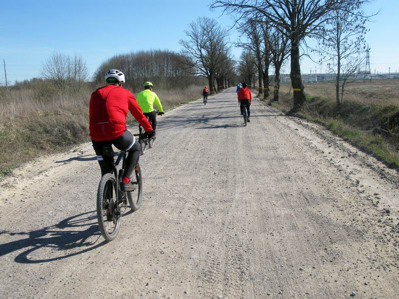 Здесь спокойнее.