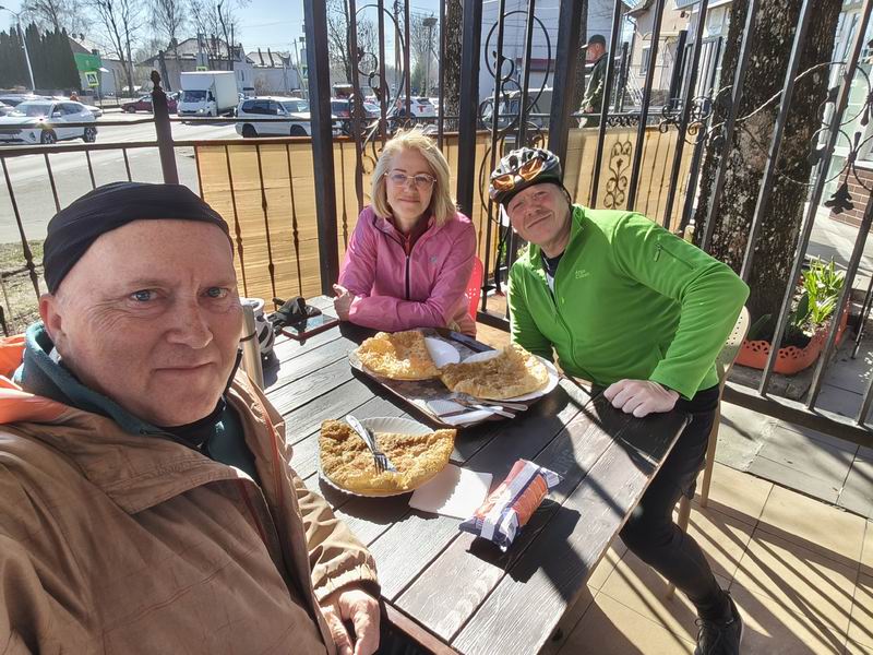 Денис Нохрин, Евгения и Александр Беляевы не поехали на карьеры и прибыли в чебуречную до приезда основной группы.