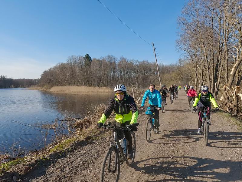Красивая дорога вдоль пруда Великого.
