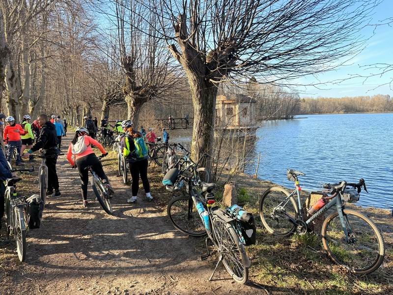 По просьбе участников заехали к башенке сфотографироваться.