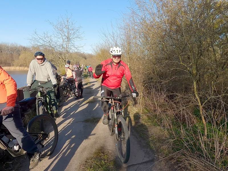 Едем по бетонной дамбе вдоль озера.