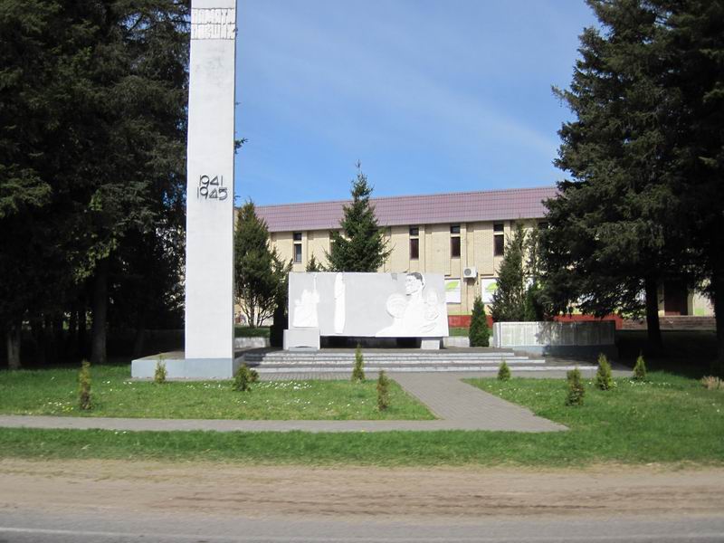 Памятник ВОВ в Любани