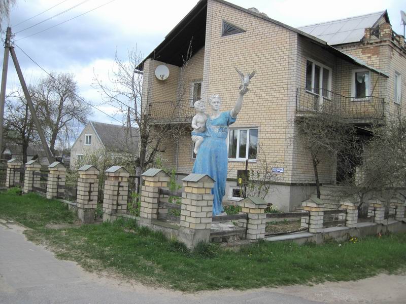 Скульптура во дворе дома