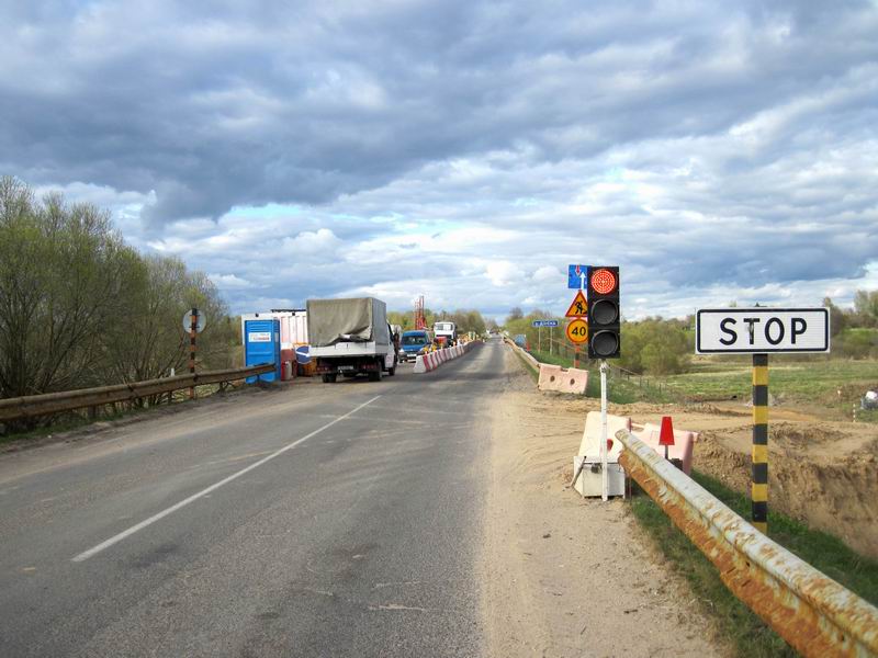 Реверсивное движение на мосту через реку Дисну