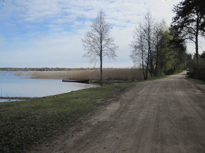 Дорога вдоль озера Бережа