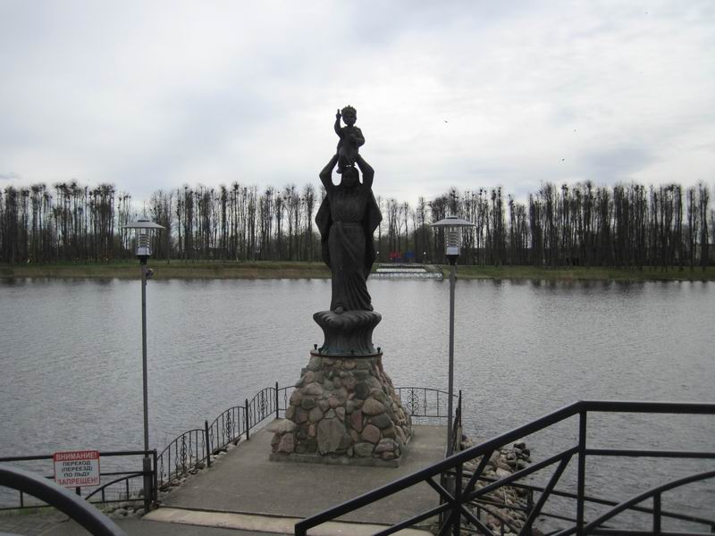Дева Мария на набережной Миорского озера