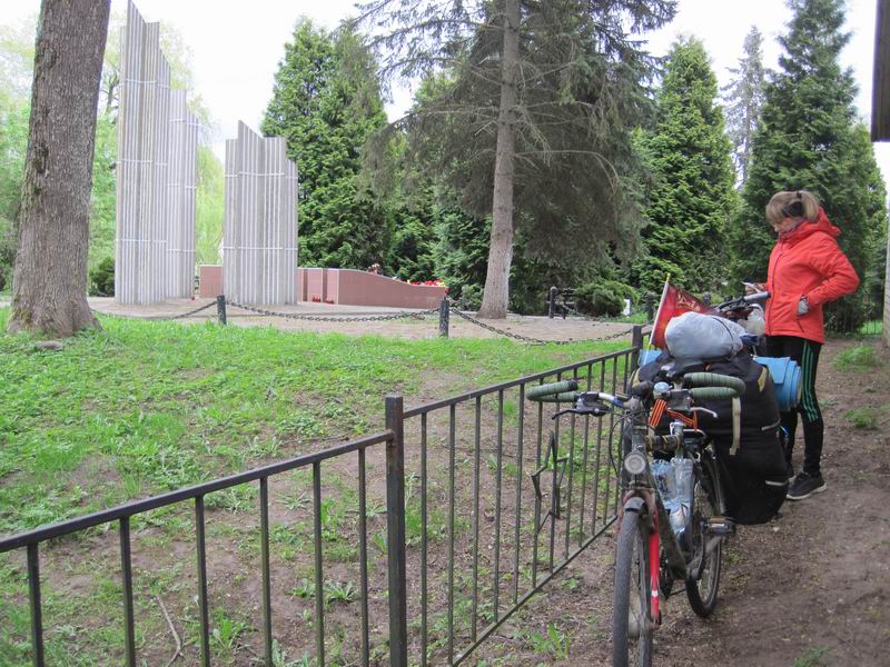 Остановка у мемориала в Маломожайском