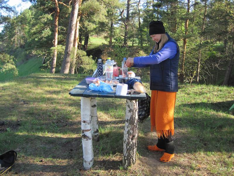 Утро второго дня. Марина готовит завтрак