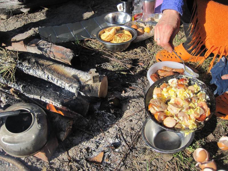 Гренки и жареные сосиски с яйцами