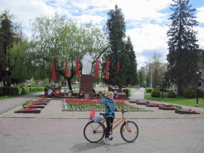 Дамиан у памятника павшим воинам в Краснознаменске