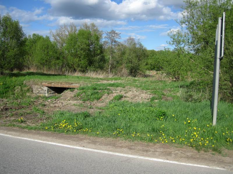 Старый мост рядом с дорогой