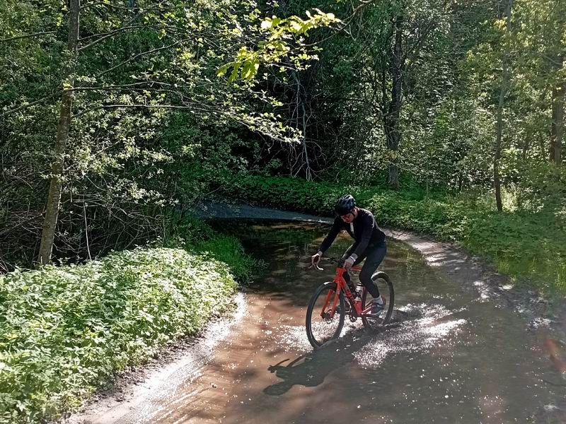 Страшная лужа, в этом месте в другое время года может быть подтоплено.