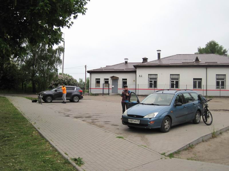 Первые прибывшие на старт участники
