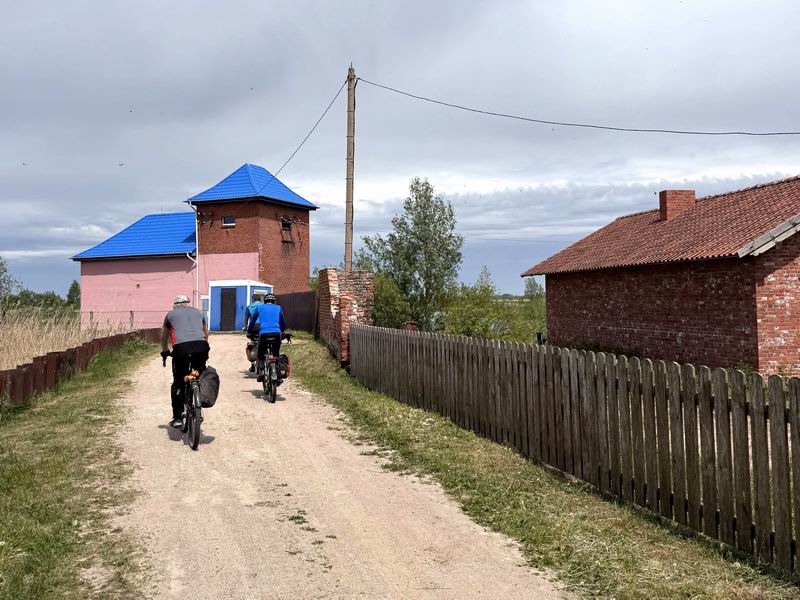 Проезжаем насосную станцию между реками Тростянка, Улитка и Немонинка